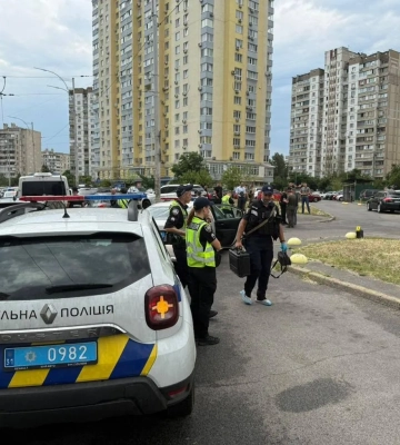 В Киеве неизвестный застрелил мужчину посреди улицы в авто: стрелка ищут