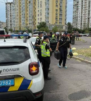 Дерзкое убийство прямо посреди улицы: в Киеве неизвестный застрелил мужчину в авто