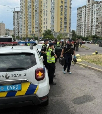 У Деснянському районі вбито чоловіка у власному авто. Поліція шукає стрілка