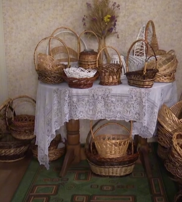 Майстер з Волині плете з лози кошики і меблі: вироби приїжджають купувати із сусідніх сіл