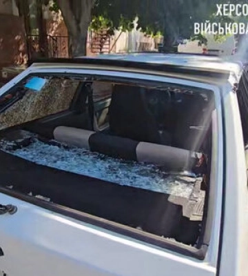 Рашисты атаковали дроном гражданский автомобиль в Херсоне: два человека ранены. ВИДЕО