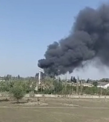 Бахнуло раз 7-8: огромный столб черного дыма накрыл оккупированный Мелитополь (скрины)