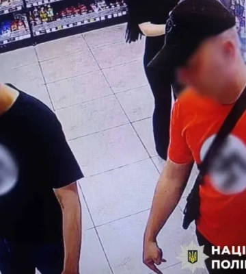Двох чоловіків, які ходили в нацистських футболках у Києві, затримали. Ними виявилися іноземці