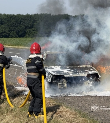 На Кіровоградщині посеред дороги згорів легковик
