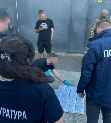 14 тисяч доларів США за виїзд військовозобов&#039;язаного з країни: на Хмельниччині затримали чоловіка