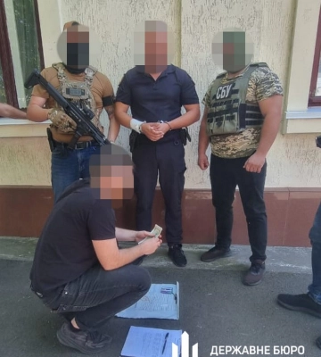 ДБР затримало батька та сина – правоохоронців, які за гроші «звільняли» чоловіків від служби в армії