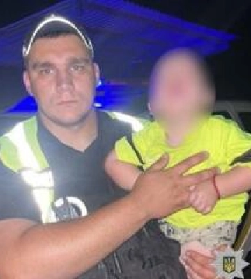 У Кременчуцькому районі близько опівночі виявили дитину на дорозі: хлопчику немає ще двох років