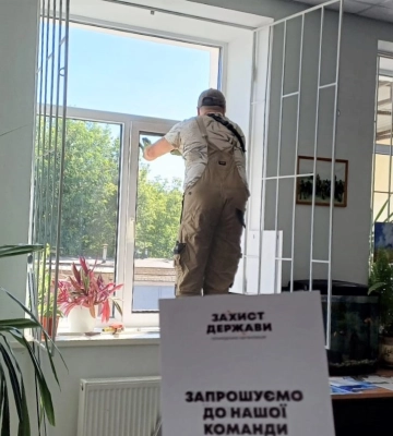 Сумському центру учасників бойових дій допомогли відновити вікна