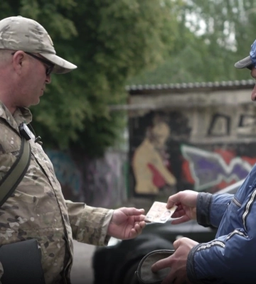 На Харьковщине люди в военной форме силой задержали парня: мать потеряла сознание (видео)