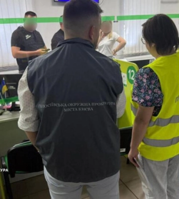 Киянин організував схему перереєстрації авто без черг: підозрюють у зловживанні