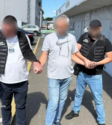 «Послуги без черг»: у Києві чоловіка викрили на схемі перереєстрації авто за хабар