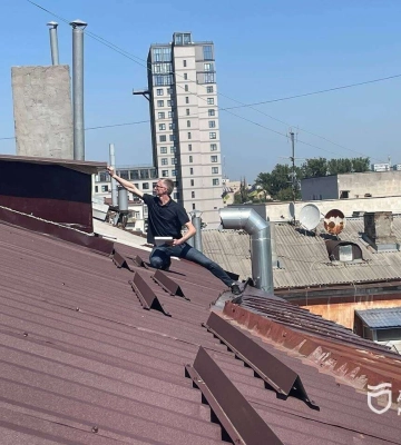 Покрівлі та енергоефективні вікна: Дніпро відновлює будинки після ворожих атак