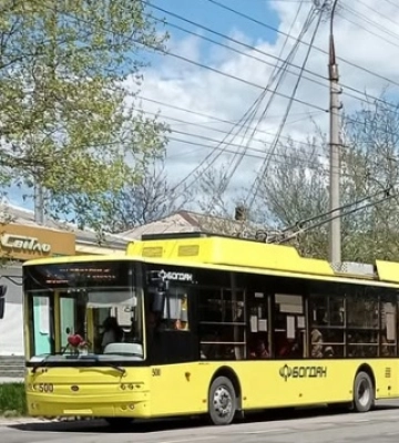У Херсоні відновили пошкоджену обстрілами тролейбусну контактну мережу