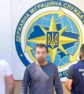 У Рівному поліцейські депортували злочинця-нелегала до Азербайджану