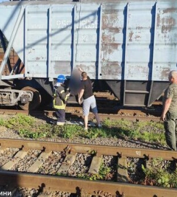 Внаслідок ураження струмом на залізничному вокзалі в Ніжині загинув підліток, дівчина – у реанімації, - ДСНС