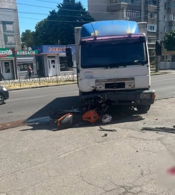 У Черкасах вантажівка зіткнулася з мотоциклом: водія двоколісного госпіталізували (ФОТО)