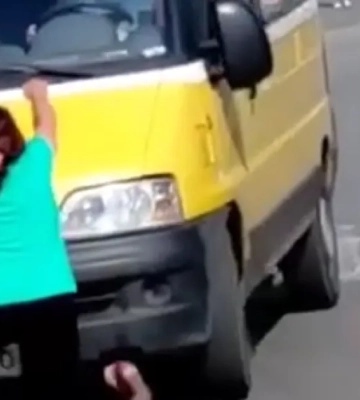 Плакала и бежала за бусом ТЦК: под Харьковом женщина потеряла сознание, защищая сына. ВИДЕО