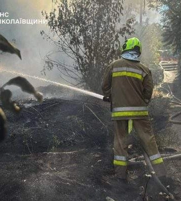 У Миколаєві під загрозою вогню опинились житлові будинки