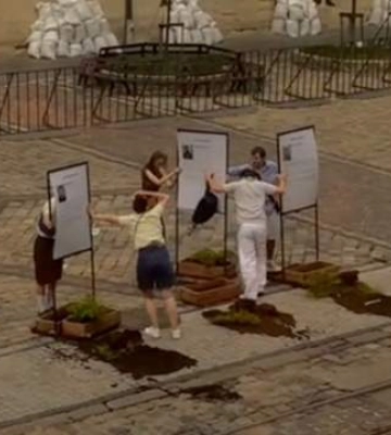 В центре Львова во время грозы молодежь не дала ветру повалить стенды с именами погибших воинов