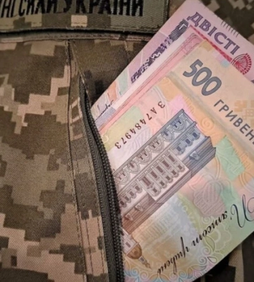 Хрещений батько загиблого воїна привласнив виплату: що вирішив суд