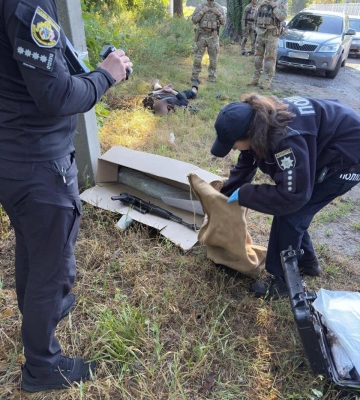 На Дніпропетровщині чоловіка взяли на спробі збути вогнепальну зброю та бойові гранати