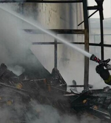 Наслідки ворожої атаки на Луцьк: пожежу на підприємстві вже ліквідували. ФОТОрепортаж