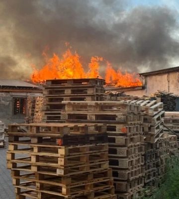 Нічна атака дронів на Київщину: у Требухові горить підприємство, є поранена