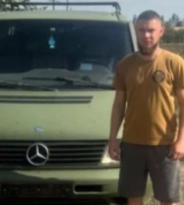 Рівненська громада передала авто воїну на фронт