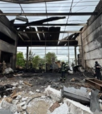 Поліція Волині документує наслідки удару по Луцьку: пожежі, руйнування, без жертв
