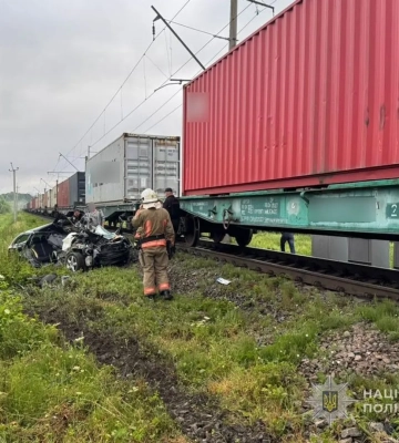 На Волині авто зіткнулося з вантажним потягом на переїзді: загинув 19-річний водій