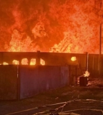 Російська атака спричинила масштабну пожежу на підприємстві під Києвом