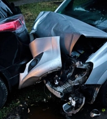 У грозову ніч у Луцьку автомобіль заїхав на кільце