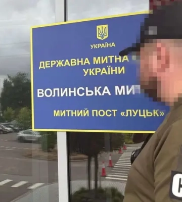 Правоохоронці проводять масштабні обшуки на митницях у трьох областях України