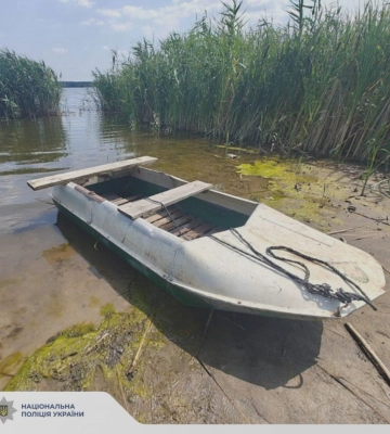 На Харківщині п’яні чоловіки вкрали човен і попливли – поліція їх затримала