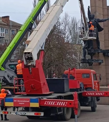 Депутати міськради Миколаєва передали на баланс області деякі демонтовані радянські памʼятники та їх елементи