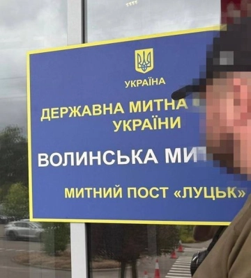 На митницях у трьох областях України проходять масштабні обшуки