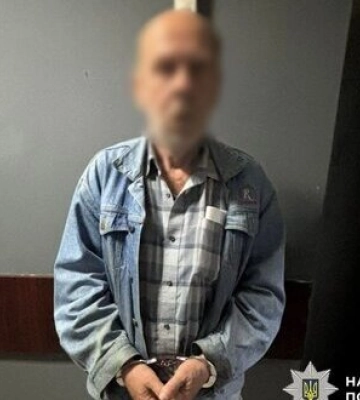 60-річний чоловік оголювався перед неповнолітніми у Гідропарку Києва: йому вручили підозру