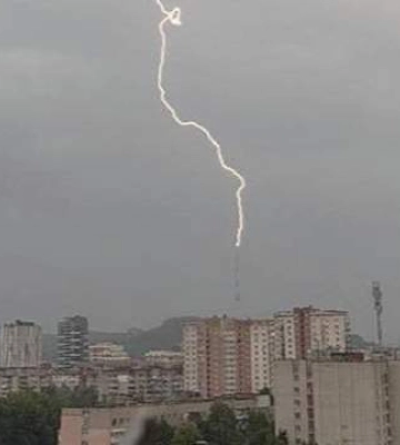 Во Львове молния попала в телебашню: местные поделились кадрами момента