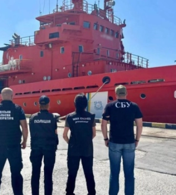 Повідомлено про підозру двом офіцерам рф, які затримали судно «Сапфір» при евакуації поранених з острова Зміїний