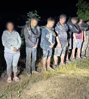 На Закарпатті група чоловіків вигадала цікавий спосіб, як переплисти Тису