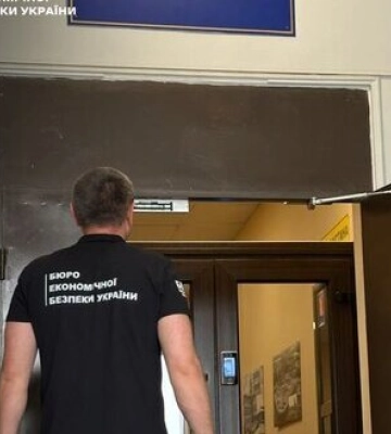 Масштабна контрабанда сигарет під виглядом мінвати: У БЕБ назвали причину обшуків на Чернівецькій митниці