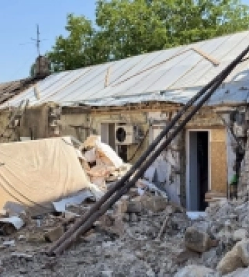 У Миколаєві комунальники продовжують розчищати завали після ворожих обстрілів