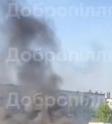 В Доброполье звучали взрывы: горят машины, над городом клубы дыма