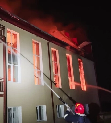 Блискавка влучила в культову споруду на Хмельниччині: виникла пожежа (фото, відео)