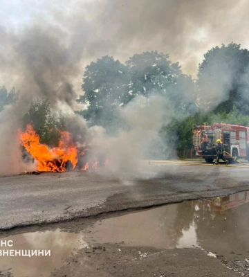 На Дубенщині під час руху загорівся легковик — рятувальники ліквідували пожежу