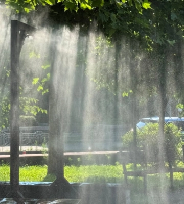 У Києві встановлюють рамки-розпилювачі води для боротьби зі спекою