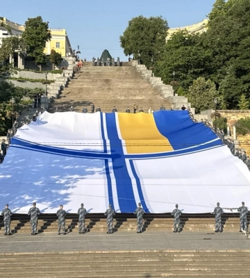Курсанты и лицеисты развернули самый большой флаг ВМС: детали рекорда