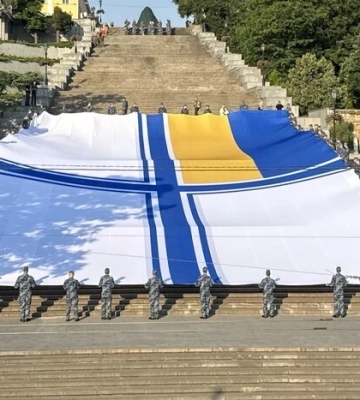 Національний рекорд: в Одесі курсанти та ліцеїсти розгорнули найбільший прапор ВМС (фото, відео) Національний рекорд: в Одесі курсанти та ліцеїсти розгорнули найбільший прапор ВМС (фото, відео)