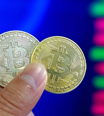 Вартість Bitcoin сягнула рекордних 112 тисяч доларів: скільки коштує зараз