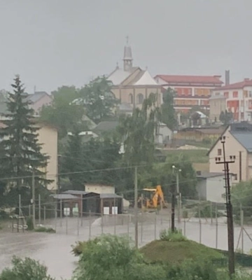 Село Зубра, що межує зі Львовом, йде під воду (відео)